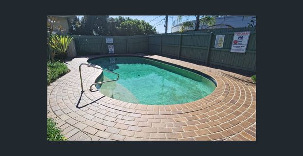 This comfortable 2-bedroom townhouse is in a perfect location - Photo 1