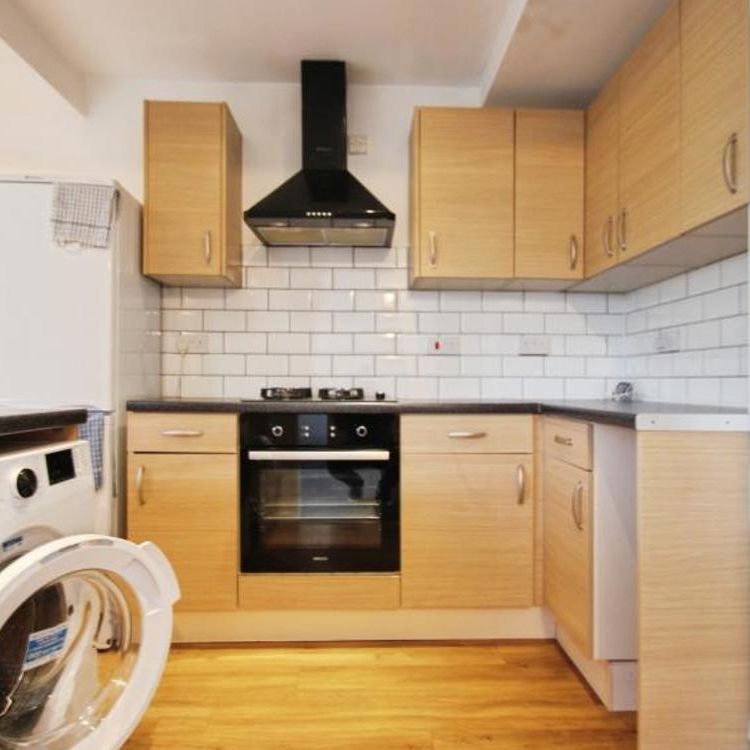 This immaculate three-bedroom terraced home on Kinsale Road, Bristol offers spacious modern living with two bright reception rooms, an open-plan kitchen, two contemporary bathrooms, a garage, a covered garden, and an excellent location near schools and amenities—ideal for families or couples seeking a high-quality rental. - Photo 1