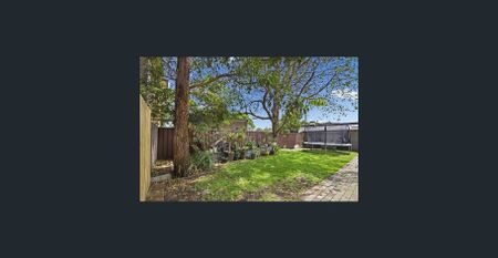 Top Floor Bright and Spacious Two Bedroom Apartment - Photo 2