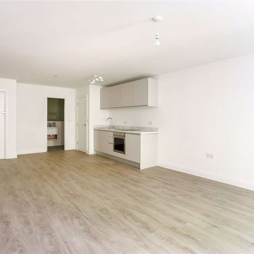 A modern studio apartment close to Cabot Circus - Photo 1