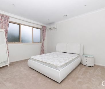 Grand Family Residence in the Heart of Glen Waverley - Photo 2
