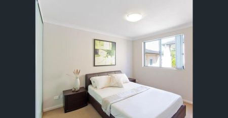 Bright Top Floor Apartment in Leafy Surrounds - Photo 4