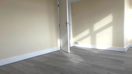 3 bedroom end of terrace house to rent - Photo 2