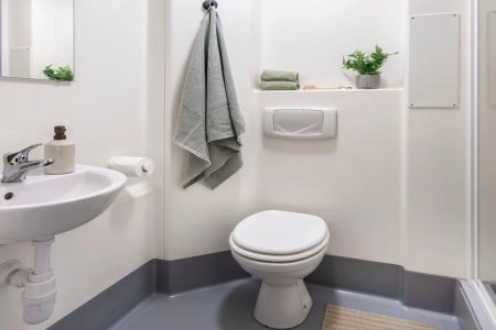 Extra Large High Double Ensuite: Three Bed Flat - Photo 4