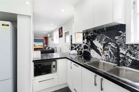 Charming 3BR Home with Garden! - Photo 2