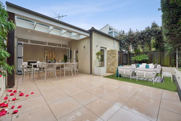 Freestanding Garden Oasis in Prime Location - Photo 1