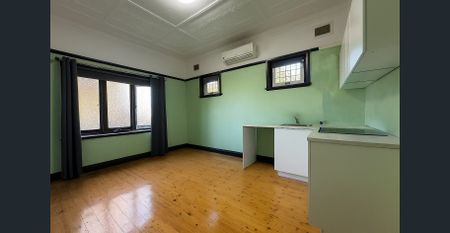 Spacious & Freshly Renovated 3-Bedroom Home in a Prime Location (Walk to Train Station) - Photo 4