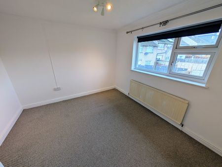 A 3 Bedroom Terraced - Photo 5