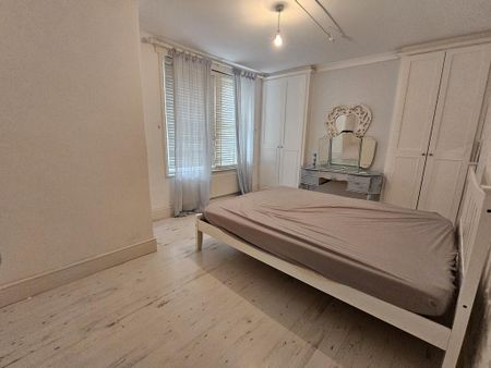 4 bedroom semi-detached house to rent - Photo 3