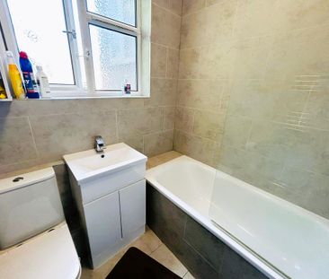 1 bedroom in a house share to rent - Photo 2