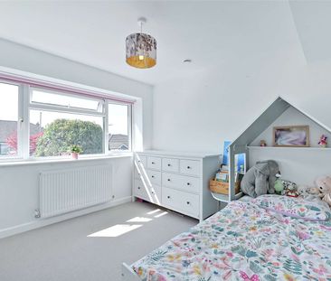A well-presented three bedroom home featuring an open-plan receptio... - Photo 4