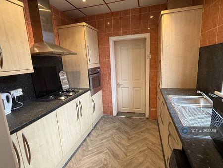 1 bedroom in a house share to rent - Photo 4