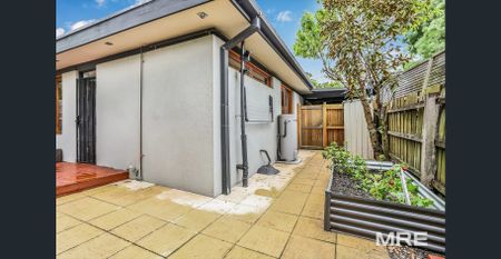 This stunning single floor unit boasts open plan living, with timber flooring, heating and cooling, opening out to a sunny private courtyard. - Photo 5
