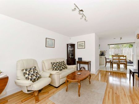 A well presented three bedroom house situated close by of the town centre and The Long Walk. - Photo 3