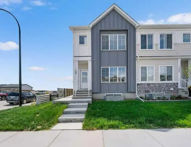 3 B/Rs, 2.5 Baths + 1 Big Den Self-contained Duplex For Rent in Rangeview SE | Calgary - Photo 1