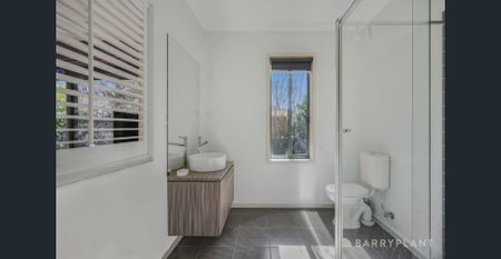 Beautiful Family Home in Sought-After Lakeside Estate - Photo 2