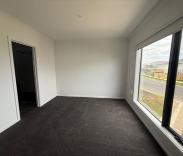 Stunning 4 Bedroom Family Home in Point Cook - Photo 1