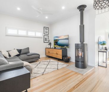 Stylishly Renovated Fully Furnished Cottage in Prime Location - Photo 6