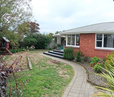 3 bed in Burwood, spacious living & new bathroom - Photo 3