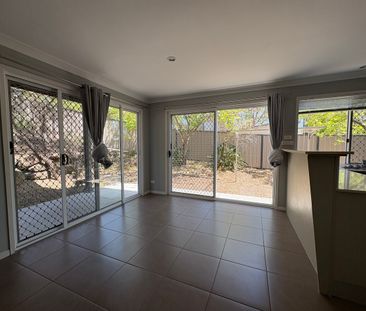 Townhouse Located in a Quiet Complex - Photo 2