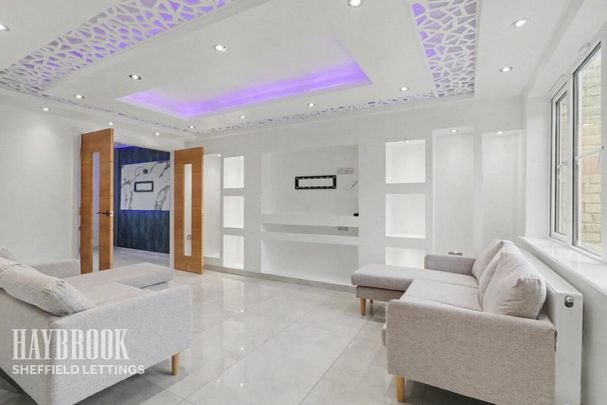 5 bedroom detached house to rent - Photo 1