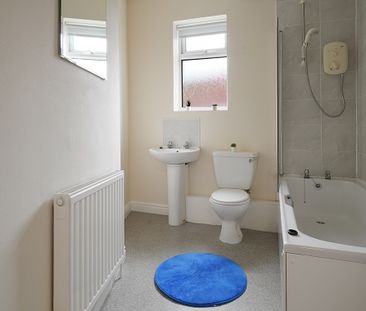 4 bedroom House in a great location! - Photo 2