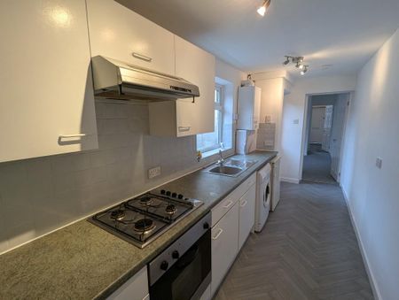 2 bedroom end of terrace house to rent - Photo 5