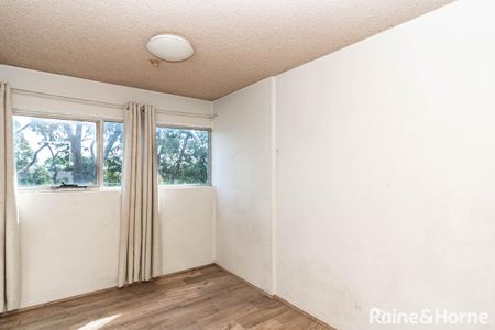 Spacious Two-Bedroom Apartment in Prime Parramatta Location - Photo 2