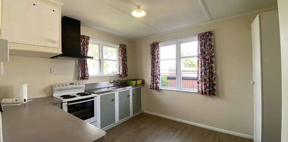 3 Bedroom in Hewer Crescent - Photo 2