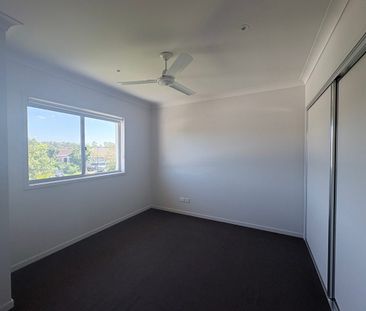 Large Family Home! - Photo 3