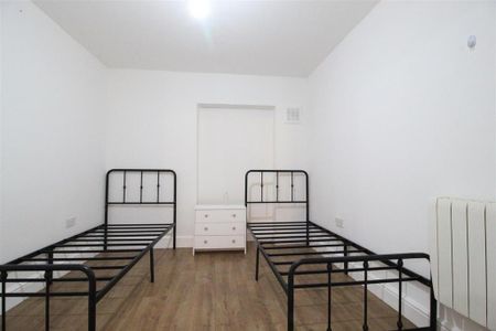 3 bedroom apartment to rent - Photo 4