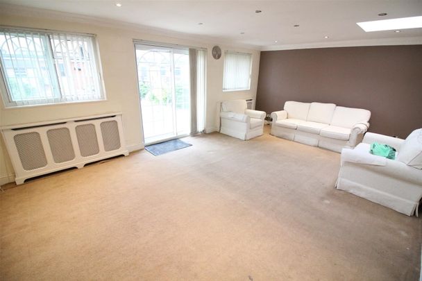 Byron Avenue, Hounslow - Photo 1