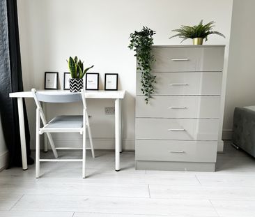 Room in a Shared Flat, Walm Lane, NW2 - Photo 5