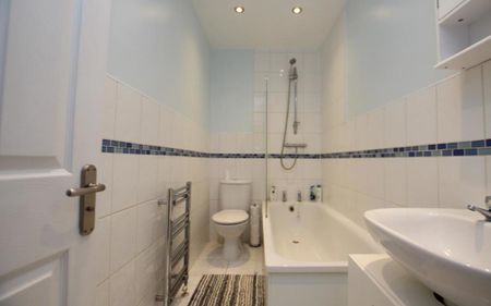 Two bedroom garden flat located on a popular road close to Gloucester Road with off-street parking! - Photo 5