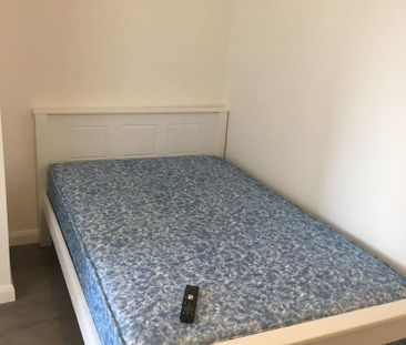 5 bedroom semi-detached house to rent - Photo 2