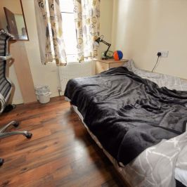 4 bedroom House in Crossfield Street, Leeds - Photo 1