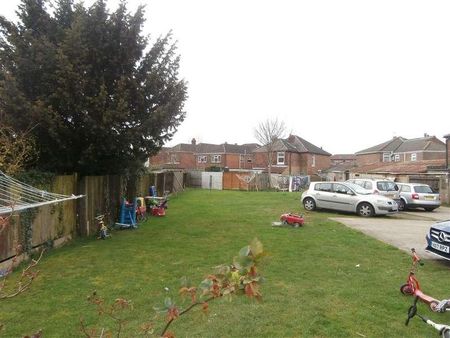 Manor Park House, Bullar Road, Southampton, SO18 - Photo 2