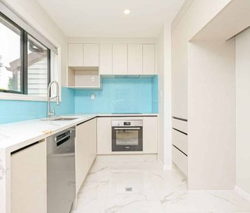 Beautifully Renovated Three-Bedroom Home - Modern Comfort & Convenience - Photo 3