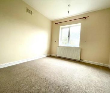 3 bedroom Semi-detached house To Let - Photo 3