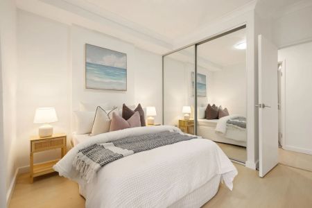 Modern villa-style apartment with lush garden views - Photo 5