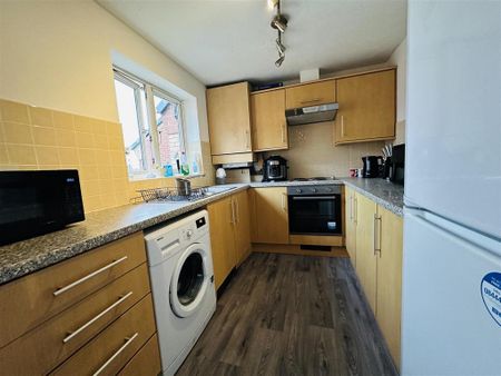 2 bedroom flat to rent - Photo 2