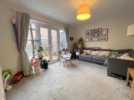 4 bedroom end of terrace house to rent - Photo 1