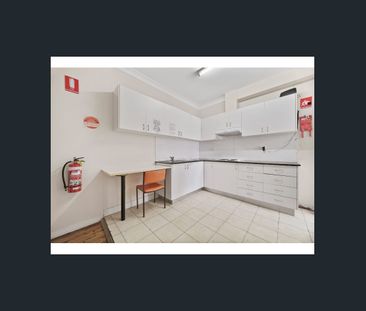 Affordable Room in Conveniently Located Guest House - Photo 2