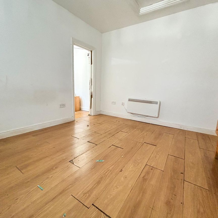 Studio Flat To Let - HP12 - Photo 1