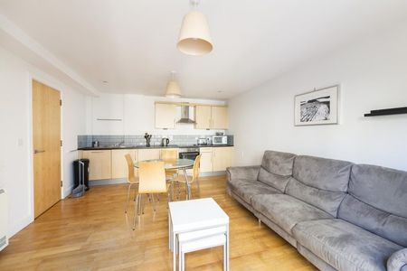 1 Bed Flat - Photo 2