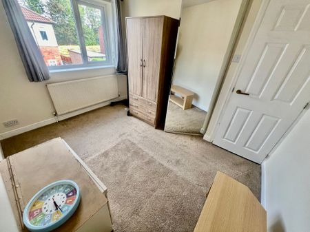3 bedroom house to rent Longroyd Grove, LS11 - Photo 2