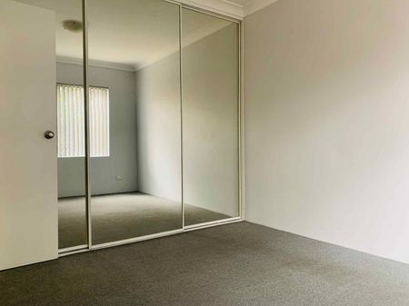 Spacious Ground Floor 2 Bedroom Unit - Close To All Amenities - Photo 5