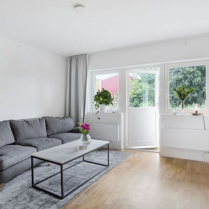 Blomsterkungsvägen, Hässelby - Photo 1