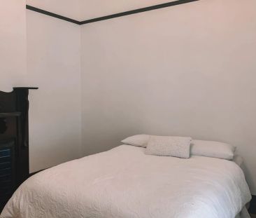 Stylish Three-Bedroom Home in Prime Richmond Location! - Photo 4