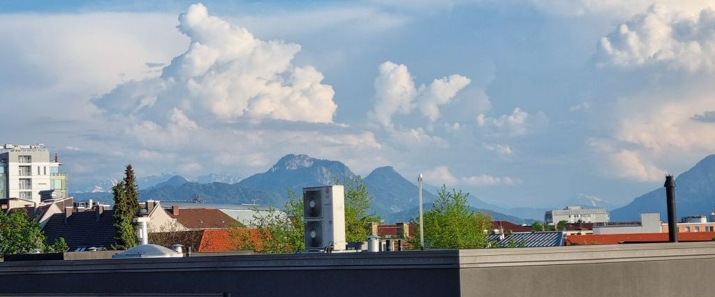 Helle, sonnige 3-Zimmer-Wohnung mit Balkon und tollem Bergblick in der City! - Photo 1